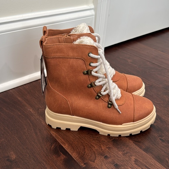 art class Other - NEW Girls Platform Winter Boots Sherpa Accents, Super Warm, girls size 5